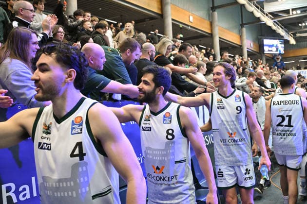 Gladiators high-five with fans after 84 110 away win, Syntainics MBC vs Vet Concept Gladiators Trier, Basketball, 1 Bundesliga, Men, 17 Matchday Main Round, Season 2025 26, 24 01 2026 Weißenfels Stadthalle Sachsen Anhalt Germany