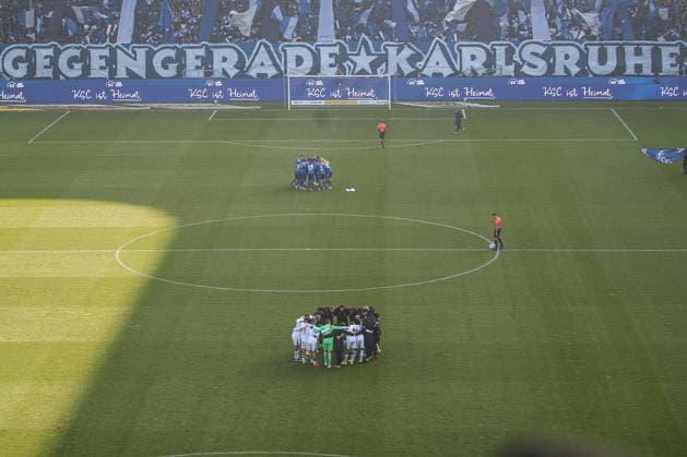 Both teams form a circle shortly before kick-off, Karlsruher SC vs Hertha BSC, 2 Bundesliga, Matchday 19, 2025 2026, 24 01 2026, DFL REGULATES PROHIBIT ANY USE OF PHOTOGRAPHS AS IMAGE SEQUENCES AND OR QUASI VIDEO, Karlsruher SC vs Hertha BSC, 2 Bundesliga, Matchday 19, 2025 2026, 24 01 2026 Karlsruhe Copyright: xEibner-Pressefoto JanxPrihodax EP_JPA