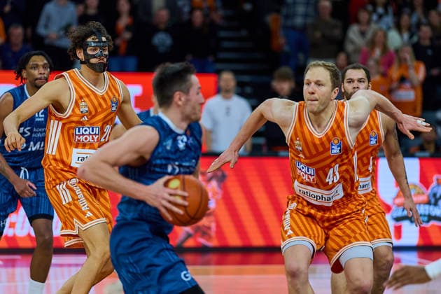 Alec Anigbata ratiopharm ulm, 21 and Christian Sengfelder ratiopharm ulm, 43 try to stop Ryan Mikesell MLP Academics Heidelberg, 33 GER, ratiopharm ulm vs MLP Academics Heidelberg, Basketball, Matchday 17, EasyCredit Bundesliga, Season 2025 2026, 24 01 2026 GER, ratiopharm ulm vs MLP Academics Heidelberg, Basketball, Matchday 17, EasyCredit Bundesliga, Season 2025 2026, 24 01 2026 Neu Ulm Copyright: xEibner-Pressefoto GeraldxOelze-dexStoppanyx EP_ODS