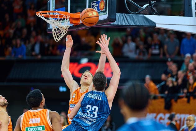 Defense by Christian Sengfelder ratiopharm ulm, 43 vs Ryan Mikesell MLP Academics Heidelberg, 33 GER, ratiopharm ulm vs MLP Academics Heidelberg, Basketball, Matchday 17, EasyCredit Bundesliga, Season 2025 2026, 24 01 2026 GER, ratiopharm ulm vs MLP Academics Heidelberg, Basketball, Matchday 17, EasyCredit Bundesliga, Season 2025 2026, 24 01 2026 New Ulm Copyright: xEibner-Pressefoto GeraldxOelze-dexStoppanyx EP_ODS
