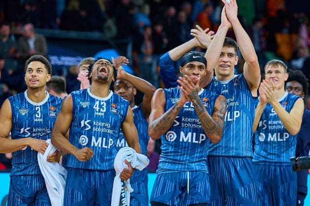 Joy, cheers and thanks from MLP Academics Heidelberg to the fans who traveled with them after the game GER, ratiopharm ulm vs MLP Academics Heidelberg, Basketball, Matchday 17, EasyCredit Bundesliga, Season 2025 2026, 24 01 2026 GER, ratiopharm ulm vs MLP Academics Heidelberg, Basketball, Matchday 17, EasyCredit Bundesliga, Season 2025 2026, 24 01 2026 Neu Ulm Copyright: xEibner-Pressefoto GeraldxOelze-dexStoppanyx EP_ODS
