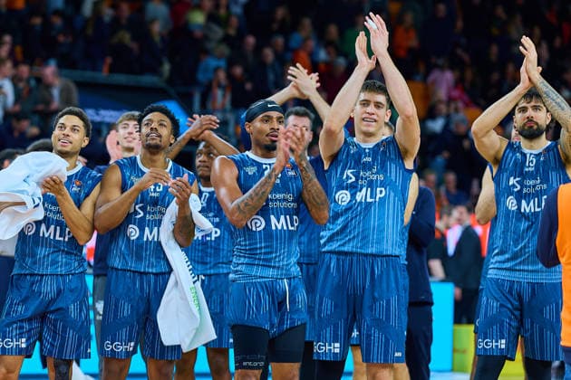 Thanks from MLP Academics Heidelberg to the fans who traveled with them after the game GER, ratiopharm ulm vs MLP Academics Heidelberg, Basketball, Matchday 17, EasyCredit Bundesliga, Season 2025 2026, 24 01 2026 GER, ratiopharm ulm vs MLP Academics Heidelberg, Basketball, Matchday 17, EasyCredit Bundesliga, Season 2025 2026, 24 01 2026 New Ulm Copyright: xEibner-Pressefoto GeraldxOelze-dexStoppanyx EP_ODS
