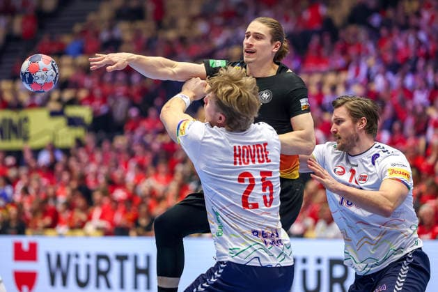 24 01 2026, Handball, Men s EHF EURO 2026, Germany Norway, Jyske Bank Boxing in Herning, Denmark, Main Round Juri Knorr Germany 15 in a duel against Martin Hernes Hovde Norway 25 Vetle Ronningen Norway 10 Denmark