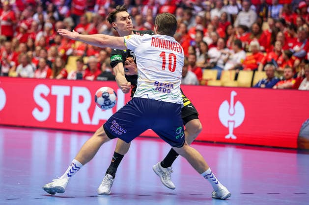 24 01 2026, Handball, Men s EHF EURO 2026, Germany Norway, Jyske Bank Boxing in Herning, Denmark, Main Round Miro Schluroff Germany 05 in a duel against Vetle Ronningen Norway 10 Denmark