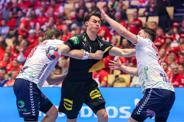 24 01 2026, Handball, Men s EHF EURO 2026, Germany Norway, Jyske Bank Boxing in Herning, Denmark, Main Round Miro Schluroff Germany 05 in a duel against Vetle Ronningen Norway 10 Patrick Helland Anderson Norway 35 Denmark