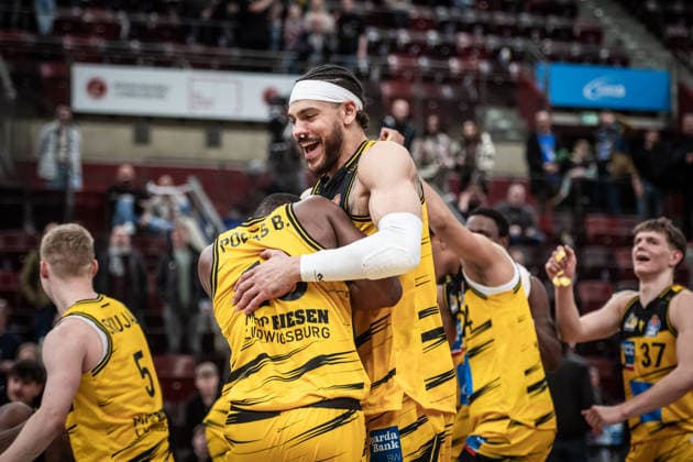 Gavin Schilling MHP RIESEN Ludwigsburg, 34 Jubel, Freude, Freudentanz mit Team GER, MHP Riesen Ludwigsburg Basketball Loewen Braunschweig, easycredit BBL, Basketball, Bundesliga, 17 Spieltag, Spielzeit 2025 2026, 24 01 2026 GER, MHP Riesen Ludwigsburg Basketball Loewen Braunschweig, easycredit BBL, Basketball, Bundesliga, 17 Spieltag, Spielzeit 2025 2026, 24 01 2026 Ludwigsburg Copyright: xSandyxDinkelackerx EP_SDR