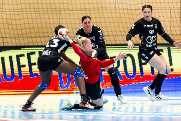 24 01 2026, GER, Handball, League, Women, Season 2025 2026, EHF European League , Group stage, Thueringer HC CS Minaur Baia Mare Johanna Reichert Thueringer HC,29 , Maria Gomes da Costa CS Minaur Baia Mare 99947 Bad Langensalza Salza Halle Sporthalle Mehrz Thüringen Germany