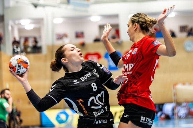 24 01 2026, GER, Handball, League, Women, Season 2025 2026, EHF European League , Group stage, Thueringer HC CS Minaur Baia Mare Teodora Lavinia Damian CS Minaur Baia Mare , Anika Niederwieser Thueringer HC,14 99947 Bad Langensalza Salza Halle Sporthalle Mehrz Thüringen Germany