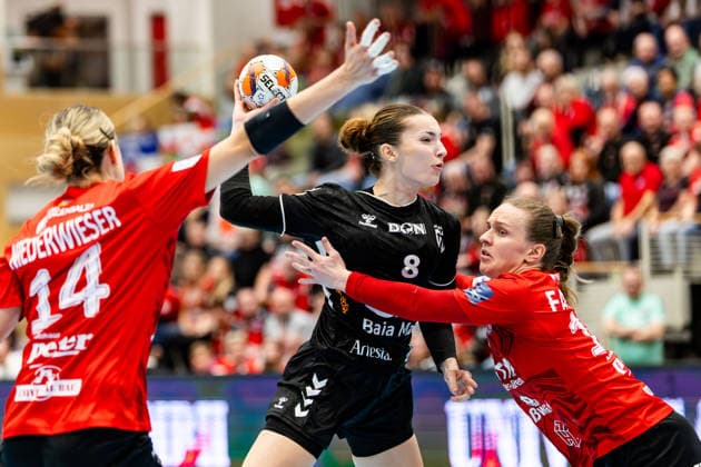 24 01 2026, GER, Handball, League, Women, Season 2025 2026, EHF European League , Group stage, Thueringer HC CS Minaur Baia Mare Teodora Lavinia Damian CS Minaur Baia Mare , Anika Niederwieser Thueringer HC,14 , Luca Farago Thueringer HC,19 99947 Bad Langensalza Salza Halle Sporthalle Mehrz Thüringen Germany