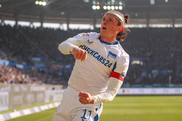 Reese Fabian Hertha BSC, 11 with jubilant leap and winning fist after his goal to equalize 1 1 , Karlsruher SC vs Hertha BSC, 2 Bundesliga, 19 Matchday, 2025 2026, 24 01 2026, DFL REGULATIONS PROHIBIT ANY USE OF PHOTOGRAPHS AS IMAGE SEQUENCES AND OR QUASI VIDEO, Karlsruher SC vs Hertha BSC, 2 Bundesliga, 19 Matchday, 2025 2026, 24 01 2026 Karlsruhe Copyright: xEibner-Pressefoto JanxPrihodax EP_JPA