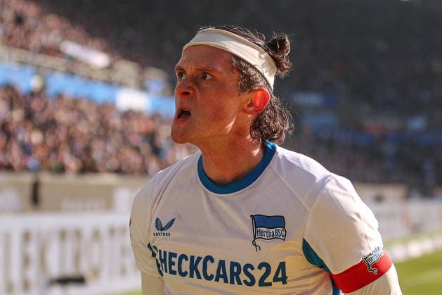 Reese Fabian Hertha BSC, 11 celebrates with the fans his goal for the 1 1 equalizer, Karlsruher SC vs Hertha BSC, 2 Bundesliga, 19 Matchday, 2025 2026, 24 01 2026, DFL REGULATIONS PROHIBIT ANY USE OF PHOTOGRAPHS AS IMAGE SEQUENCES AND OR QUASI VIDEO, Karlsruher SC vs Hertha BSC, 2 Bundesliga, 19 Matchday, 2025 2026, 24 01 2026 Karlsruhe Copyright: xEibner-Pressefoto JanxPrihodax EP_JPA