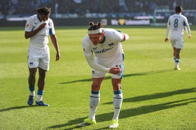 Bows to the fans Reese Fabian Hertha BSC, 11 after his goal to equalize 1 1 , Karlsruher SC vs Hertha BSC, 2 Bundesliga, 19 Matchday, 2025 2026, 24 01 2026, DFL REGULATIONS PROHIBIT ANY USE OF PHOTOGRAPHS AS IMAGE SEQUENCES AND OR QUASI VIDEO, Karlsruher SC vs Hertha BSC, 2 Bundesliga, 19 Matchday, 2025 2026, 24 01 2026 Karlsruhe Copyright: xEibner-Pressefoto JanxPrihodax EP_JPA