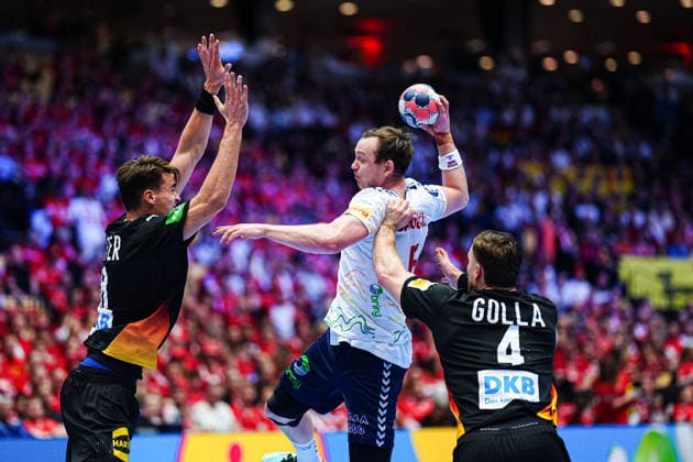 Julian Koester Germany, 18 , Sander Sagosen Norway, 05 , Johannes Golla Germany, 04 DEN, Germany vs Norway, Handball, EHF European Championship 2026, Main Round, Matchday 2, 24 01 2026 DEN, Germany vs Norway, Handball, EHF European Championship 2026, Main Round, Matchday 2, 24 01 2026 Herning Copyright: xEibner-Pressefoto MarcelxvonxFehrnx EP_MFN
