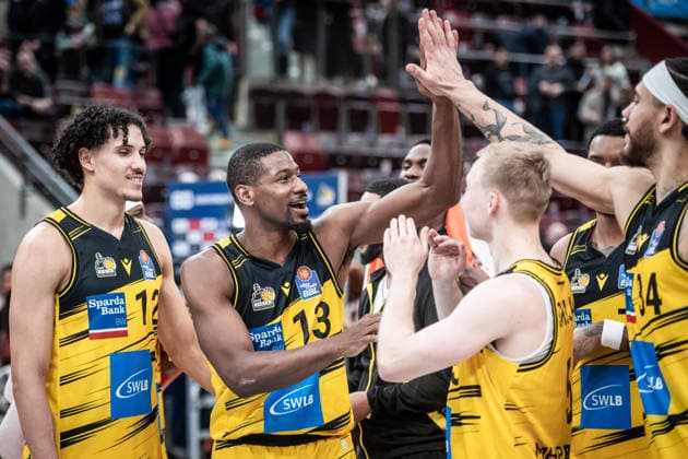 Yorman Polas Bartolo MHP RIESEN Ludwigsburg, 13 with team, jubilation, joy GER, MHP Riesen Ludwigsburg Basketball Loewen Braunschweig, easycredit BBL, Basketball, Bundesliga, Matchday 17, Season 2025 2026, 24 01 2026 GER, MHP Riesen Ludwigsburg Basketball Loewen Braunschweig, easycredit BBL, Basketball, Bundesliga, Matchday 17, Season 2025 2026, 24 01 2026 Ludwigsburg Copyright: xSandyxDinkelackerx EP_SDR