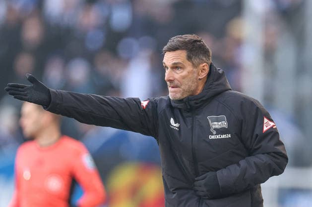 Leitl Stefan Hertha BSC, Head coach gives instructions on the sideline, Karlsruher SC vs Hertha BSC, 2 Bundesliga, Matchday 19, 2025 2026, 24 01 2026, DFL REGULATES PROHIBIT ANY USE OF PHOTOGRAPHS AS IMAGE SEQUENCES AND OR QUASI VIDEO, Karlsruher SC vs Hertha BSC, 2 Bundesliga, Matchday 19, 2025 2026, 24 01 2026 Karlsruhe Copyright: xEibner-Pressefoto JanxPrihodax EP_JPA