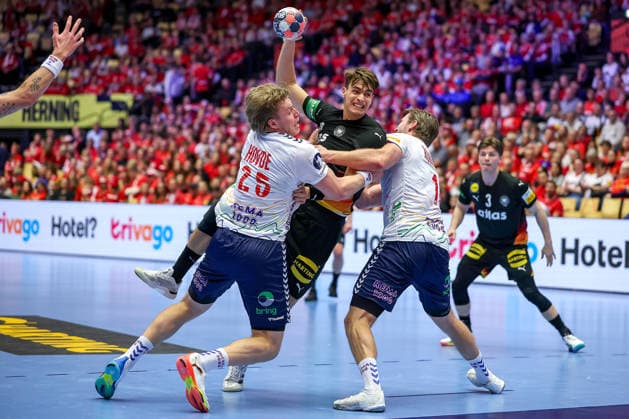 24 01 2026, Handball, Men s EHF EURO 2026, Germany Norway, Jyske Bank Boxing in Herning, Denmark, Main Round Julian Köster Germany 18 in duel against Martin Hernes Hovde Norway 25 Vetle Ronningen Norway 10 Denmark