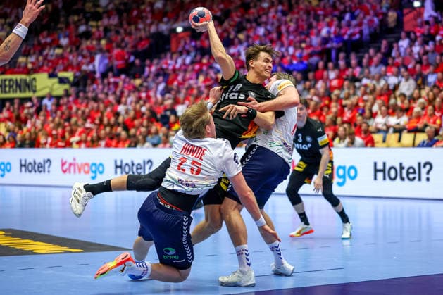 24 01 2026, Handball, Men s EHF EURO 2026, Germany Norway, Jyske Bank Boxing in Herning, Denmark, Main Round Julian Köster Germany 18 in duel against Martin Hernes Hovde Norway 25 Vetle Ronningen Norway 10 Denmark