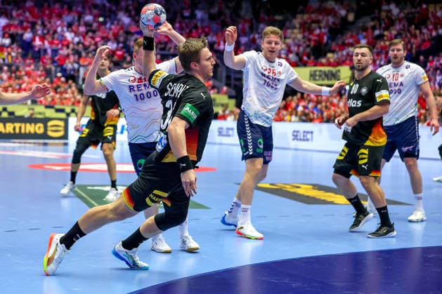 24 01 2026, Handball, Men s EHF EURO 2026, Germany Norway, Jyske Bank Boxen in Herning, Denmark, Main Round Franz Semper Germany 32 throws the ball at the goal Denmark