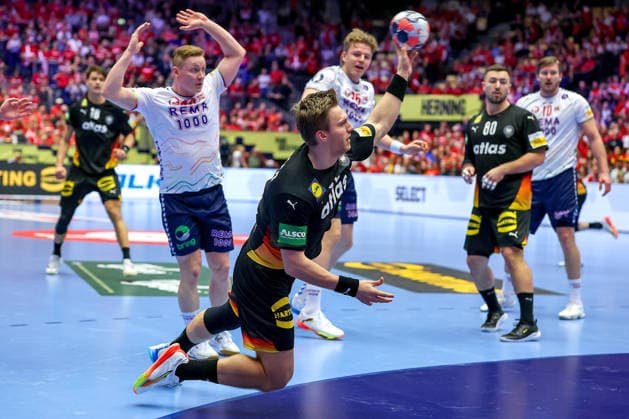24 01 2026, Handball, Men s EHF EURO 2026, Germany Norway, Jyske Bank Boxen in Herning, Denmark, Main Round Franz Semper Germany 32 throws the ball at the goal Denmark