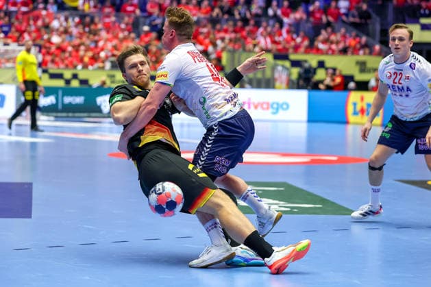 24 01 2026, Handball, Men s EHF EURO 2026, Germany Norway, Jyske Bank Boxing in Herning, Denmark, Main Round Franz Semper Germany 32 in duel against August Baskar Pedersen Norway 40 Denmark