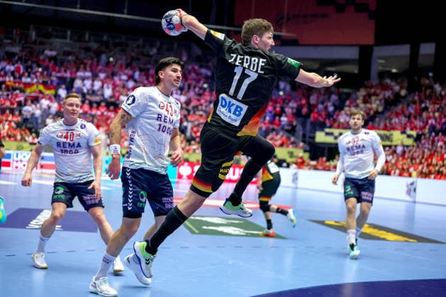 24 01 2026, Handball, Men s EHF EURO 2026, Germany Norway, Jyske Bank Boxen in Herning, Denmark, Main Round Lukas Zerbe Germany 17 Jump Shot Denmark
