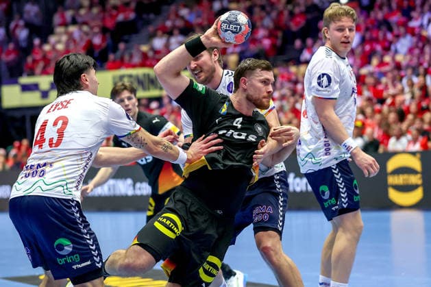 24 01 2026, Handball, Men s EHF EURO 2026, Germany Norway, Jyske Bank Boxing in Herning, Denmark, Main Round Johannes Golla Germany 04 in a duel against Simen Ulstad Lyse Norway 43 Martin Hernes Hovde Norway 25 Vetle Ronningen Norway 10 Denmark