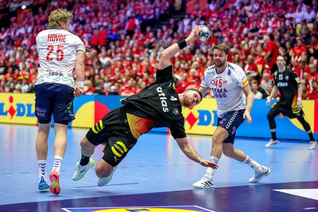 24 01 2026, Handball, Men s EHF EURO 2026, Germany Norway, Jyske Bank Boxen in Herning, Denmark, Main Round Johannes Golla Germany 04 throws the ball at the goal next to Martin Hernes Hovde Norway 25 Simen Nicolay Schonningsen Norway 45 Denmark