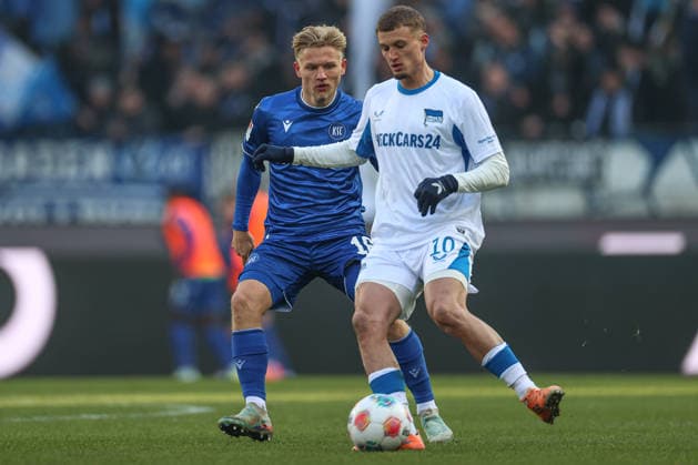 Cuisance Michael Hertha BSC, 10 in duel with Andreas Mueller Karlsruher SC, 16 , Karlsruher SC vs Hertha BSC, 2 Bundesliga, Matchday 19, 2025 2026, 24 01 2026, DFL REGULATES PROHIBIT ANY USE OF PHOTOGRAPHS AS IMAGE SEQUENCES AND OR QUASI VIDEO, Karlsruher SC vs Hertha BSC, 2 Bundesliga, Matchday 19, 2025 2026, 24 01 2026 Karlsruhe Copyright: xEibner-Pressefoto JanxPrihodax EP_JPA