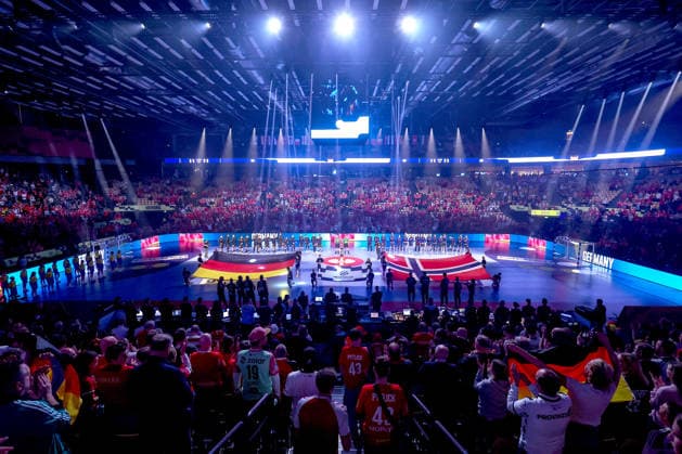 24 01 2026, Handball, Men s EHF EURO 2026, Germany Norway, Jyske Bank Boxen in Herning, Denmark, Main Round The German and Norwegian teams stand together arm in arm during the national anthem Denmark
