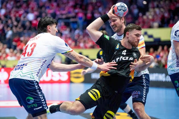 European Men s Handball Championship Germany Norway Germany s Johannes Golla in action with Norway s Simen Lyse and Vetle Roenningen during the men s handball match between Germany and Norway in EHF Euro 2026 group B at Jyske Bank Boxen in Herning, Saturday, January 24, 2026 Photo Bo Amstrup Ritzau Scanpix , Herning Denmark Mors  Copyright: BoxAmrstrupx xRitzauxScanpix BoxAmstrupx spdk20260124-211655-L