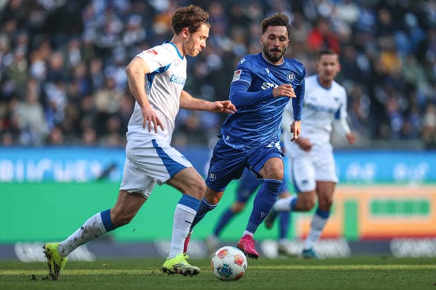 Fabian Schleusener Karlsruher SC, 24 presses Gechter Linus Hertha BSC, 44 during build-up, Karlsruher SC vs Hertha BSC, 2 Bundesliga, Matchday 19, 2025 2026, 24 01 2026, DFL REGULATES PROHIBIT ANY USE OF PHOTOGRAPHS AS IMAGE SEQUENCES AND OR QUASI VIDEO, Karlsruher SC vs Hertha BSC, 2 Bundesliga, Matchday 19, 2025 2026, 24 01 2026 Karlsruhe Copyright: xEibner-Pressefoto JanxPrihodax EP_JPA