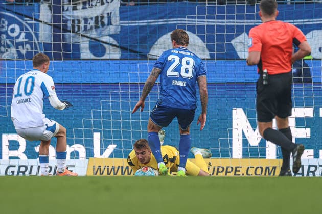 Has the ball safely Hans Christian Bernat Karlsruher SC, goalkeeper 01 in front of Cuisance Michael Hertha BSC, 10 Marcel Franke Karlsruher SC, 28 , Karlsruher SC vs Hertha BSC, 2 Bundesliga, Matchday 19, 2025 2026, 24 01 2026, DFL REGULATIONS PROHIBIT ANY USE OF PHOTOGRAPHS AS IMAGE SEQUENCES AND OR QUASI VIDEO, Karlsruher SC vs Hertha BSC, 2 Bundesliga, Matchday 19, 2025 2026, 24 01 2026 Karlsruhe Copyright: xEibner-Pressefoto JanxPrihodax EP_JPA