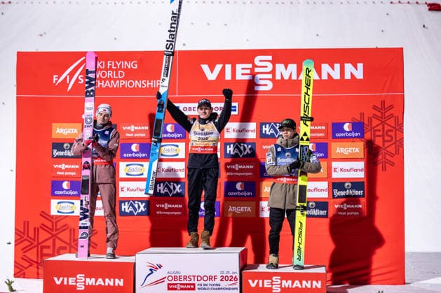 OBERSTDORF, DEUTSCHLAND: FIS Skiflug Weltmeisterschaft 2026: Wertungsdurchgang HS 235 am 24.01.2026 auf der Heini-Klopfer-Skiflugschanze in Oberstdorf. Siegerpräsentation: v.l. Marius Lindvik aus Norwegen (2. Platz), Domen Prevc aus Slowenien (1. Platz), Ren Nikaido aus Japan (3. Platz) im Auslauf. *** OBERSTDORF, GERMANY FIS Ski Flying World Championship 2026 competition HS 235 on 24 01 2026 on the Heini Klopfer ski flying hill in Oberstdorf Winner presentation f l Marius Lindvik from Norway 2 place , Domen Prevc from Slovenia 1 place , Ren Nikaido from Japan 3 place in the outrun