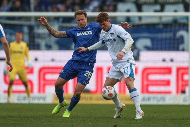 Gronning Sebastian Hertha BSC, 17 shields the ball from Marcel Franke Karlsruher SC, 28 , Karlsruher SC vs Hertha BSC, 2 Bundesliga, Matchday 19, 2025 2026, 24 01 2026, DFL REGULATES PROHIBIT ANY USE OF PHOTOGRAPHS AS IMAGE SEQUENCES AND OR QUASI VIDEO, Karlsruher SC vs Hertha BSC, 2 Bundesliga, Matchday 19, 2025 2026, 24 01 2026 Karlsruhe Copyright: xEibner-Pressefoto JanxPrihodax EP_JPA