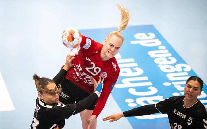 HANDBALL EHF EUROPEAN LEAGUE WOMEN 2025 2026 THC CS MINAUR BAIA MARE FOR EDITORIAL PURPOSES ONLY p 24 01 2026 Bad Langensalza Handball EHF European League Women 2025 2026 Salza Halle Thueringer HC CS Minaur Baia Mare in photo Johanna Reichert 29 Thüringer HC in duel with Alba Chiara Spugnini SantomÃ 93 CS Minaur Baia Mare Germany Thuringia Bad Langensalza Copyright SaschaxFromm Copyright: SaschaxFromm doc849zbhuyqya4pq3fsew ,EDITORIAL USE ONLY Copyright: SaschaxFromm