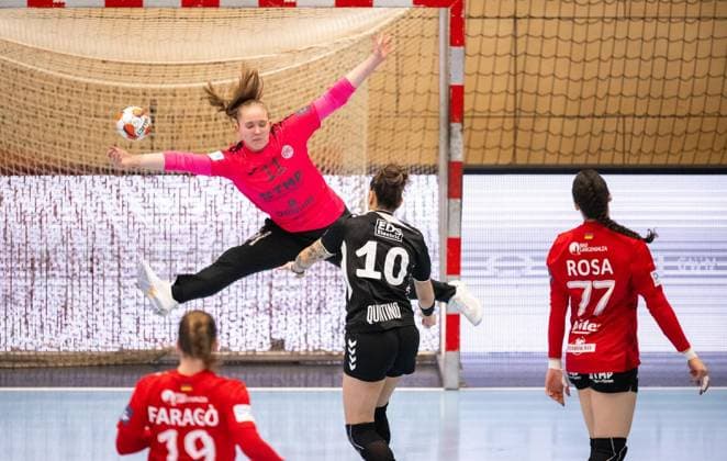 HANDBALL EHF EUROPEAN LEAGUE WOMEN 2025 2026 THC CS MINAUR BAIA MARE FOR EDITORIAL PURPOSES ONLY p 24 01 2026 Bad Langensalza Handball EHF European League Women 2025 2026 Salza Halle Thuringian HC CS Minaur Baia Mare in photo Goalkeeper Laura Kuske 11 Thuringian HC in duel with Jessica Quintino Ribeiro 10 CS Minaur Baia Mare Germany Thuringia Bad Langensalza Copyright SaschaxFromm Copyright: SaschaxFromm doc849zbjtvqi016iixxsew ,EDITORIAL USE ONLY Copyright: SaschaxFromm