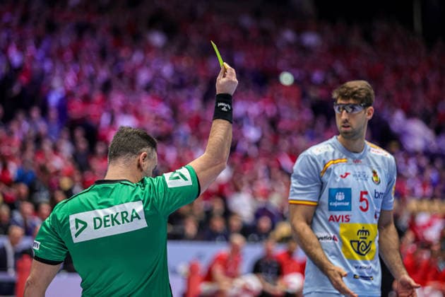 REF YELLOW CARD In action Match between SPAIN VS DENMARK valid for Men s EHF EURO 2026 at Jyske Bank Boxen in Herning on 24 January 2026. Herning Jyske Bank Boxen Herning Denmark Copyright: xIMAGOx xPRIMExSPORTSxIMAGESx xANGELOxMOREIRAx