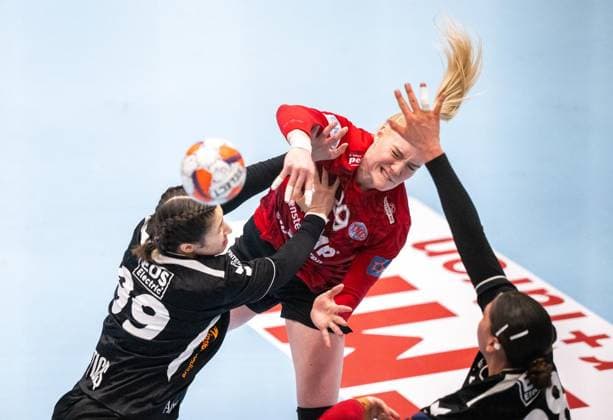 HANDBALL EHF EUROPEAN LEAGUE WOMEN 2025 2026 THC CS MINAUR BAIA MARE FOR EDITORIAL PURPOSES ONLY p 24 01 2026 Bad Langensalza Handball EHF European League Women 2025 2026 Salza Halle Thueringer HC CS Minaur Baia Mare in photo Johanna Reichert 29 Thüringer HC in duel with Anca Georgiana Miticus 99 CS Minaur Baia Mare Germany Thuringia Bad Langensalza Copyright SaschaxFromm Copyright: SaschaxFromm doc849zdbgcsg076wrxsew ,EDITORIAL USE ONLY Copyright: SaschaxFromm