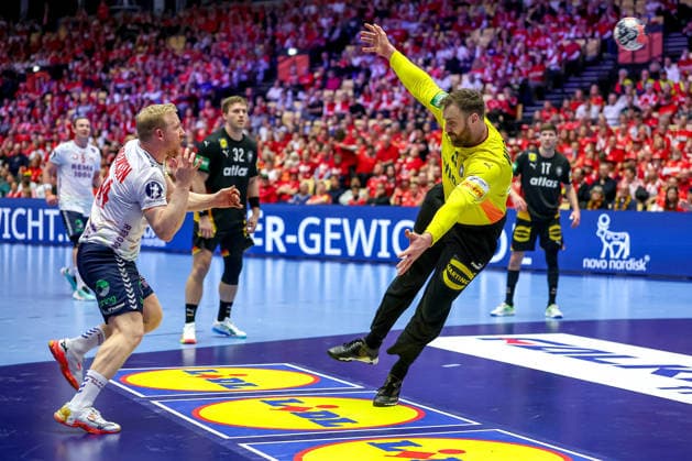 24 01 2026, Handball, Men s EHF EURO 2026, Germany Norway, Jyske Bank Boxen in Herning, Denmark, Main Round Andreas Wolff Germany 33 defends the goal against Kevin Maagero Gulliksen Norway 44 Denmark