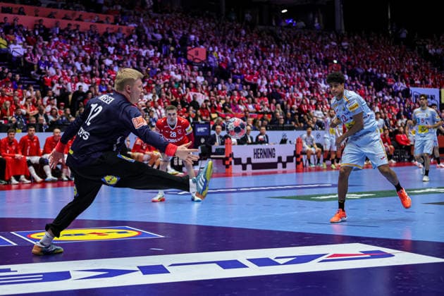 22Fis, Marcos AND 12Nielsen, Emil in action Match between SPAIN VS DENMARK valid for Men s EHF EURO 2026 at Jyske Bank Boxen in Herning on 24 January 2026. Herning Jyske Bank Boxen Herning Denmark Copyright: xIMAGOx xPRIMExSPORTSxIMAGESx xANGELOxMOREIRAx