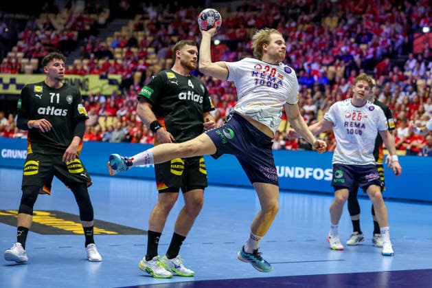 24 01 2026, Handball, Men s EHF EURO 2026, Germany Norway, Jyske Bank Boxen in Herning, Denmark, Main Round Magnus Fredriksen Norway 29 throws the ball on goal Denmark