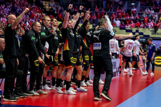 24 01 2026, Handball, Men s EHF EURO 2026, Germany Norway, Jyske Bank Boxen in Herning, Denmark, Main Round Headcoach Alfred Gislason Germany hc gesticulating on the sidelines Denmark