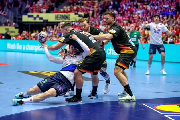 24 01 2026, Handball, Men s EHF EURO 2026, Germany Norway, Jyske Bank Boxing in Herning, Denmark, Main Round xg29 is tightened by Jannik Kohlbacher Germany 80 Tom Kiesler Germany 30 and Johannes Golla Germany 04 Defense Defense Denmark