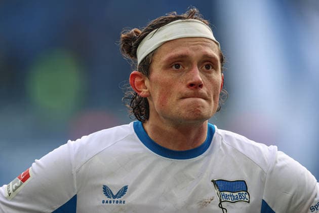 After the match with the fans Reese Fabian Hertha BSC, 11 , Karlsruher SC vs Hertha BSC, 2 Bundesliga, Matchday 19, 2025 2026, 24 01 2026, DFL REGULATIONS PROHIBIT ANY USE OF PHOTOGRAPHS AS IMAGE SEQUENCES AND OR QUASI VIDEO, Karlsruher SC vs Hertha BSC, 2 Bundesliga, Matchday 19, 2025 2026, 24 01 2026 Karlsruhe Copyright: xEibner-Pressefoto JanxPrihodax EP_JPA