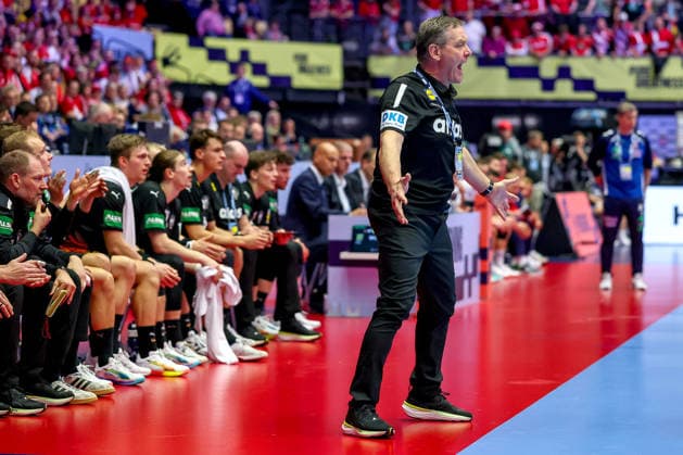 24 01 2026, Handball, Men s EHF EURO 2026, Germany Norway, Jyske Bank Boxen in Herning, Denmark, Main Round Headcoach Alfred Gislason Germany hc gesticulating on the sidelines Denmark
