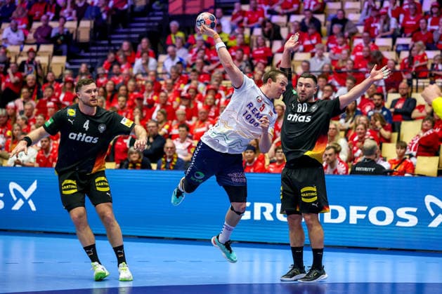 24 01 2026, Handball, Men s EHF EURO 2026, Germany Norway, Jyske Bank Boxen in Herning, Denmark, Main Round Sander Sagosen Norway 05 throws past Johannes Golla Germany 04 Jannik Kohlbacher Germany 80 the ball on goal Denmark