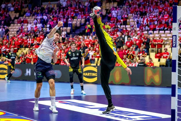 24 01 2026, Handball, Men s EHF EURO 2026, Germany Norway, Jyske Bank Boxen in Herning, Denmark, Main Round Andreas Wolff Germany 33 defends against Simen Ulstad Lyse Norway 43 Parade Denmark