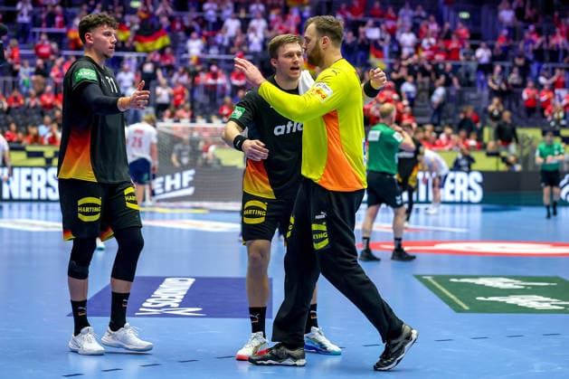 24 01 2026, Handball, Men s EHF EURO 2026, Germany Norway, Jyske Bank Boxen in Herning, Denmark, Main Round Marko Grgic Germany 71 Franz Semper Germany 32 cheering next to Andreas Wolff Germany 33 Denmark