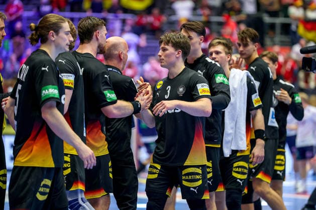24 01 2026, Handball, Men s EHF EURO 2026, Germany Norway, Jyske Bank Boxing in Herning, Denmark, Main Round Final celebration after the German victory against Norway Juri Knorr Germany 15 Johannes Golla Germany 04 Nils Lichtlein Germany 03 Miro Schluroff Germany 05 Denmark