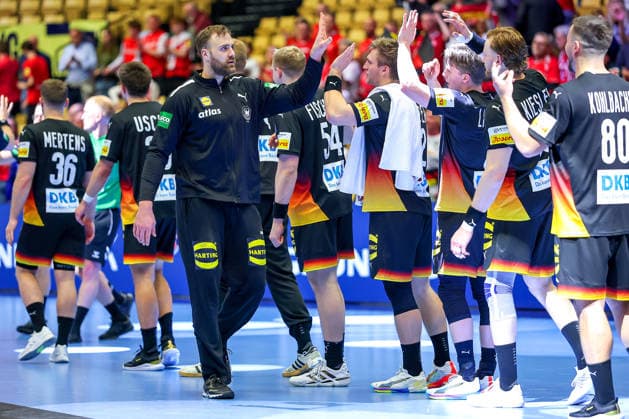 24 01 2026, Handball, Men s EHF EURO 2026, Germany Norway, Jyske Bank Boxen in Herning, Denmark, Main Round Final celebration after the German victory against Norway Andreas Wolff Germany 33 with the German team after the Player of the Match award Denmark